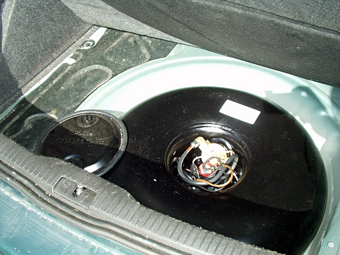 pojemnik gazowy ukryty w bagażniku Golfa IV