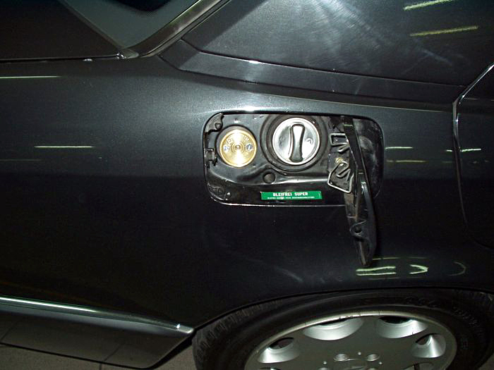 Wlew paliwa w Mercedesie 500 po instalacji gazowej