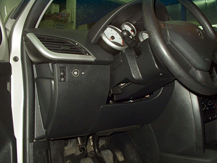 Włącznik gazu w Peugeot 207