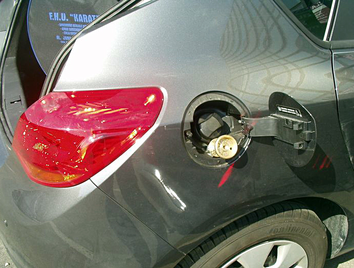 Opel Astra J – wlew paliwa