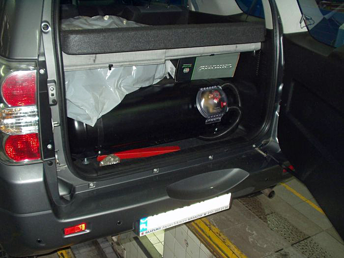 Suzuki Vitara na gaz – zbiornik z gazem w bagażniku