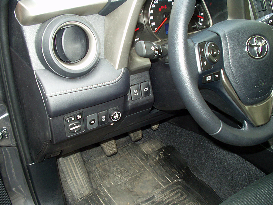Toyota RAV4 – przełącznik gazu