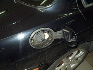 Jaguar S type po instalacji gazowej widok na wlew paliwa