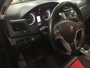 Suzuki Kizashi włącznik gazu