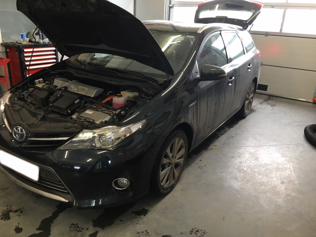 Toyota Auris 1,8 Hybryda 2015 73kW Auto Gaz, Warsztat