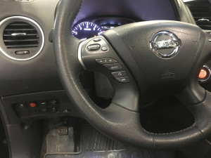 Nissan Pathfinder przełącznik gazu