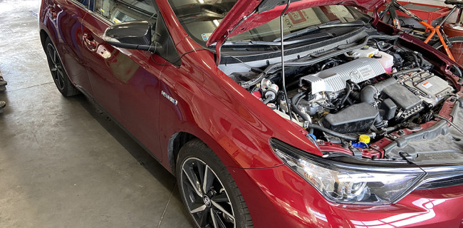 Toyota Auris wtryski gazy w hybrydzie