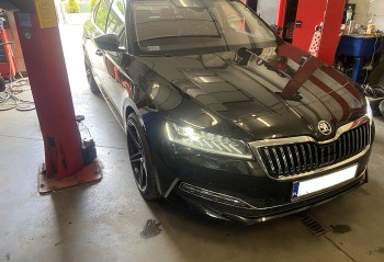Skoda Superb przód samochodu