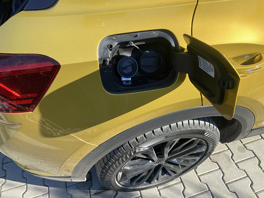 Volkswagen-T-ROC-wlew-paliwa
